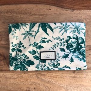 Gucci Beauty Magnetic closure green floral bag